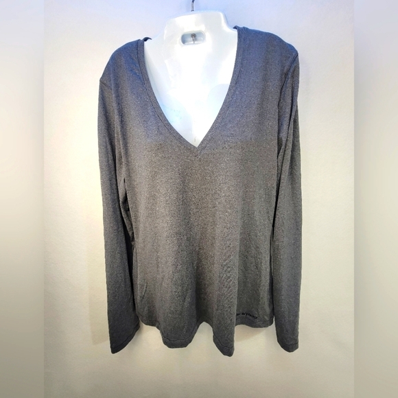 Under Armour Tops - Under Armour Fitted Heatgear Long Sleeve V-neck Tee Women's size XL